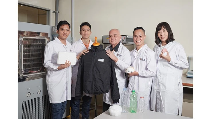 From left: Khac Duyen Le, research engineer, NUS mechanical engineering; Leung Hoe Inn, Ryan, final-year undergraduate student, NUS Mechanical Engineering; Prof. Nhan Phan-Thien, NUS mechanical engineering; Assoc. Prof. Hai Minh Duong, NUS mechanical engineering; and Xiwen Zhang, SIMTech, A*STAR