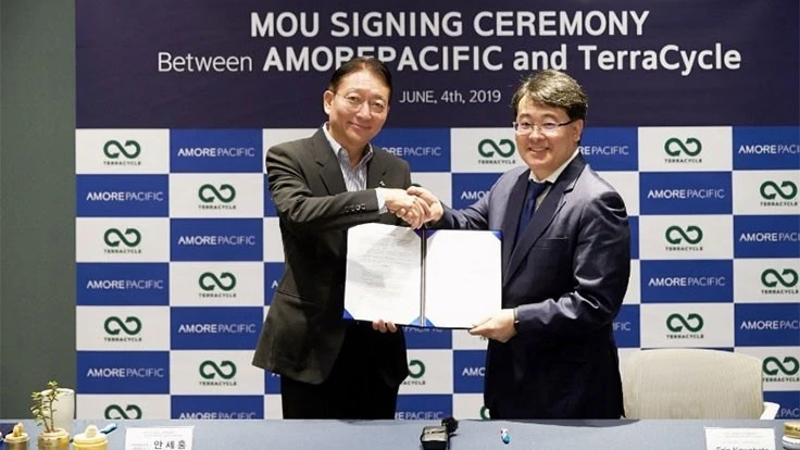 From left: Saehong Ahn, president of Amorepacific Corp., and Eric Kawabata, the Asia-Pacific manager of TerraCycle, have signed an MOU at Amorepacific headquarters for recycling empty bottles.