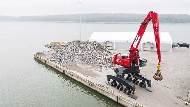 The Mantsinen 140 features turning wheels, which enables sideways movement and efficient use in limited space.