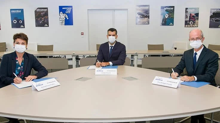 Michelin's Sonia Artinian-Fredou (left) and Eric-Philippe Vinesse (right) sign a joint development agreement with Pyrowave's Jocelyn Doucet (center).